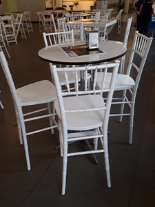שולחן בר עגול עם כסאות צברי בר